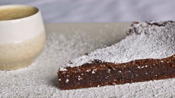 Ce gâteau remonte en 1900, lorsque Victor Emmanuel III a épousé Elena Petrovich originaire du Monténégro. De cet amour, né à première vue, à été consacrée le Gâteau Reine du Monténégro, qui devient plus tard gâteau Tenerina en l'honneur de la mariée douce et tendre coeur.