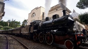 Les secrets du Vatican, en voilà un thème qui fait saliver pas mal du monde. Aujourd'hui on va y regarder mais par le prisme ferroviaire car oui, il y a un train au Vatican, le train personnel du pape.