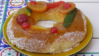 une bonne brioche parfumée recouverte de fruits confits