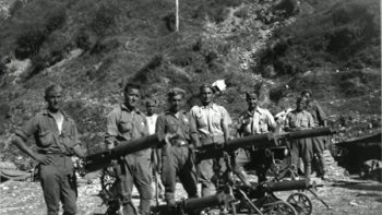 L'image en début de ce texte représente un groupe de soldats républicains pendant la Guerre d'Espagne de 1936 à 1939. Regardez bien leur armement et comparez à la vidéo à laquelle vous accéderez en cliquant sur le rectangle bleu "Guernica".
.