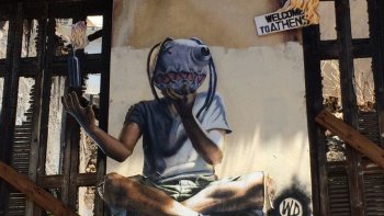 Comment faire face à la crise ?  Photos-graffitis à A*T*H*E*N*E*S* 
par la jeunesse grecque, avec humour/toujours.*********************