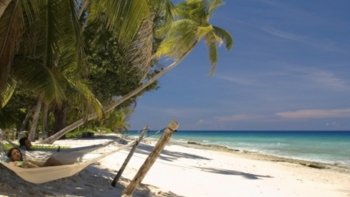 ***Le SOLEIL,  la MER BLEUE, le farniente et la paresse
que l'on apprécie..dans son fauteuil. ***Peut-être certains
d'entre vous connaissent-ils ? Une terre entourée d'eau m'a
toujours fait rêver.