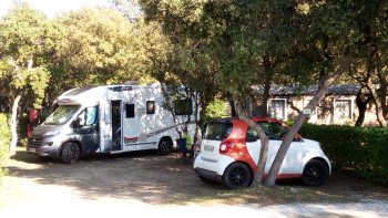 Situé  entre Montpellier et Nîmes ce Domaine nous accueille pour un repos  bien mérité dans un cadre magnifique au Pays de Sommières.
Tout près d'Aigues-Morte , Les Saintes Marie de la Mer, Arles, Palavas  ...