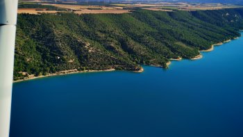 Départ d'Aix en provence, jusqu'au lac de Castillon un vol de deux heures suspendu entre lacs et ciel azur.. 
