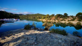 La perle du Verdon .... 
Au pied du village s’étend un lac sinueux, bordé de falaises calcaires, de forêts parfumées de pin et de petites criques secrètes accessibles uniquement en barque, en paddle ou en pédalo. L’eau est d’une limpidité étonnante, idéale pour la baignade et les sports nautiques.