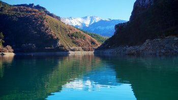 Le lac de Castillon, perché à 900 mètres, est un lac de barrage formé par le barrage de Castillon barrant les eaux du Verdon, en amont de Castellane, dans les Alpes-de-Haute-Provence.