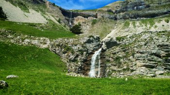 135m , c'est le chiffre à retenir pour cette cascade magnifique dans le Dévlouy. 