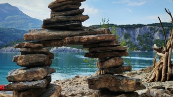 On décide de faire le tour du lac de Serre Ponçon en trois jours, environ 50 km en Canoë puis en paddle. Depuis la baie St Michel, Le Sauze du Lac, la baie de Chanteloube et pour finir jusqu'au Barrage de Serre Ponçon ... 