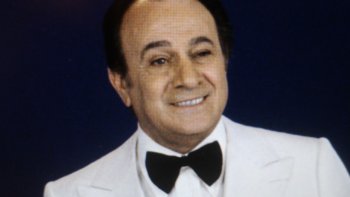 "Le roi du charme", une voix unique' veloutée' sans vibrato' une voix d'ange...
   "une masse de groupies à une certaine époque**** et une silhouette "" Kitsch"""
 de la chanson....