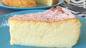 Recette étonnante, c'est un gâteau de semoule Italien, léger comme un nuage. Un pur délice.