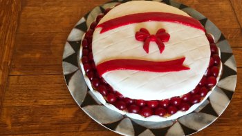 Ce gâteau est une variante de l'Amandier classique avec un aspect un peu festif.  ( voir les images )