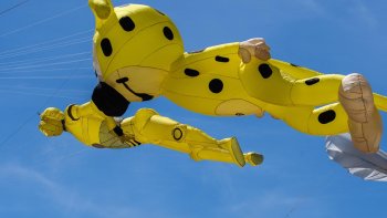 Chaque année la ville de Portiragnes organise la Fête du vent ...
Un événement exceptionnel  sur une de ses plus belles plages.
Habitant de cette petite ville depuis des années maintenant,
Je souhaitais les honorer  avec un accompagnement musical.
Bon voyage , visuel et auditif au grès du vent et de mes harmonies... 