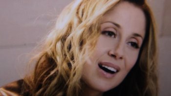 "Au fil de ces images.....
_ La voix bouleversante de Lara Fabian accompagne ce voyage au cœur 
    du vivant.
_ Chaque animal devient alors un message d'émotion, de beauté, & d'espoir..,