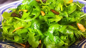 Cette salade est juste à tomber !!  fraîche, légère et pétillante, des saveurs à n'en plus finir, une explosion en bouche garantie !!  C'est une salade qui se fait beaucoup en Israël.  À consommer sans modération !!