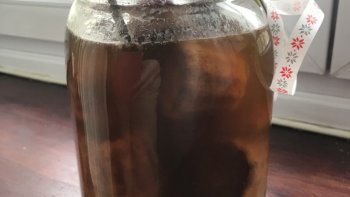 Cannelés en mode Babas au Rhum. Parfait pour le pousse-café, le cannelé au rhum apporte sa petite note festive.