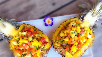 Recette très originale que vous pourrez dégustez en apéritif avec des tortillas chips ou en accompagnement d'un poisson ou d'une viande blanche grillée.