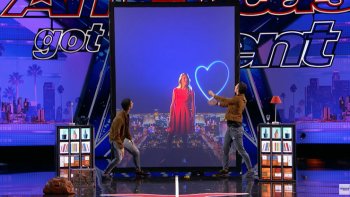 ASSEYEZ VOUS ET REGARDEZ BIEN !
Un spectacle époustouflant !! Mais comment fait-il (font ils) ?