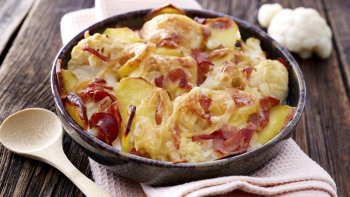Voici une délicieuse variante de la célèbre tartiflette avec du chou-fleur.