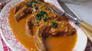 La langue, un plat tendre et réconfortant, simplement accompagné de pommes de terre cuites à la vapeur.