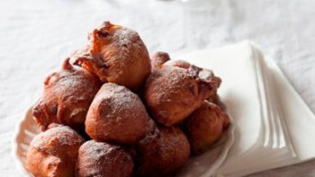 À Vénise, impossible de concevoir le carnaval sans Frittelle. I  Fritolere sont les vendeurs ambulants, qui préparent et vendent  les fritole dans les rue de Venise.