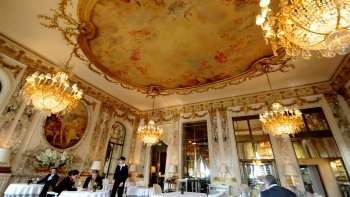 Après une longue visite au musée d'Orsay, avec une amie, nous avons décidé de prendre un chocolat chaud dans le restaurant Le Meurice, un célèbre palace parisien 5 étoiles de style néo-classique Haussmannien. Le Meurice a été fondé par Augustin Meurice en 1815, c'est le doyen des palaces parisiens. 