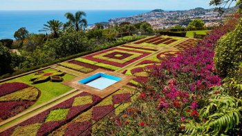 ILE PORTUGAISE DE L'ATLANTIQUE, A L'OUEST DU MAROC, DONT
FUNCHAL EST LA CAPITALE, paradis des randonneurs, vins renommés,
fruits tropicaux...