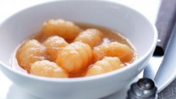 Le Melon est une plante herbacée annuelle originaire d'Afrique Intertropicale, largement cultivé comme plante potagère pour son Faux-fruit comestible, savoureux, sucré et parfumé.