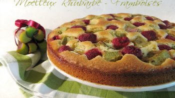 Gâteau très moelleux et très fondant en bouche, légèrement acidulé et délicieusement parfumé.  Le trio amandes, rhubarbe et framboises est vraiment un pur délice !