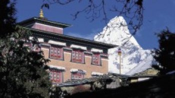 C'est au Népal que se trouve le toit du monde, l'Everest, à 8882 m. dans le massif de l'Himalaya entre l'Inde et le Tibet qui est une énorme chaîne montagneuse qui s'étend sur 2 700 km de long et 350 km de large.