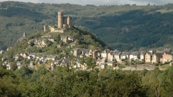 Le château de Najac est situé dans l'Aveyron sur la commune de Najac.
Ce château a été construit pour impressionner les gens du pays.Dans une période instable.Un  donjon de plus de 40 m de haut avec des archères de 6,80 m dissuade les assaillants.
C'est ainsi que pendant plus d'un siècle, aucune révolte n'est à signaler et ce, jusqu'à la guerre de 100 ans, lorsque le bourg tombe entre les mains des anglais. ?