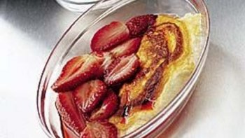 Cette omelette, servie en dessert, créera la surprise autour de votre table.
