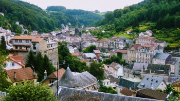 Ville thermale ,aux portes du Parc Naturel des Ballons des Vosges,Plombières les Bains la ville romantique aux mille balcons,possède un charme fou.
