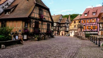Situé à 12m de Colmar,Kaysersberg est une halte incontournable sur la route des vins  d'Alsace , élu village préféré des français en 2017