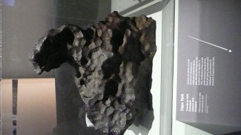 les météorites parcourent des années lumières pour parvenir jusqu'a nous. Elles voyagent dans le temps puisqu'elles sont nées à des années lumières .... fascinant n'est ce pas?