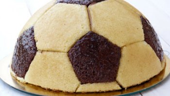 À l'approche de l' Euro Foot, voici la recette du gâteau ballon foot. 