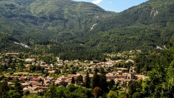 Bonjour à toutes et à tous.
Annot est un  charmant village de moyenne montagne , situé à mi-chemin entre Nice et Dignes les Bains entre les Alpes Maritimes et les Alpes de Hte Provence.Une destination idéale pour un séjour vacances au Pays des Grès , au calme  dans une nature encore préservée.