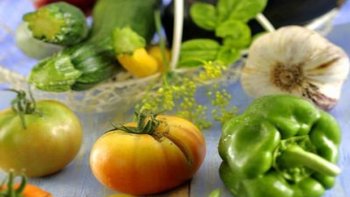  La paëlla ( pas ja ou pae la ) du Valencien paëlla " poéle à frire " . Qui peut être cuisinée uniquement avec des légumes.