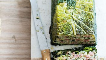 Ce pain de chou à la saucisse non fumée, inspire du chou farci. Il est parfait pour un repas du Dimanche !