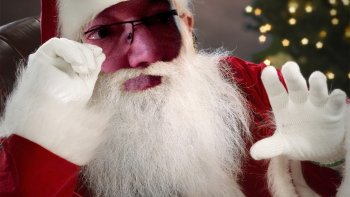 Un Arrangeur Orchestrateur  c'est celui qui adapte une mélodie ( Ce que vous pouvez fredonner ou siffler ... ) Mais tout les instruments de l'Orchestre et ses différents effets d'embellissement, c'est lui qui les crée. 
Aujourd'hui, c'est ça, mon cadeau de Joël, pardon, de Noël.
Je vous offre 6 chants de NOËL à la mode du Compositeur/Orchestrateur que je suis. 
J'espère que ces 6 morceaux, au fur et à mesure de leur diffusion, vous feront plaisir. ( Ainsi qu'à vos invités ! )