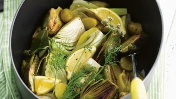 Et si on déclinait le pot au feu dans une version végétarienne, juste avec des légumes ? Un soupçon d'Italie, une pointe de France et ce sont toutes les saveurs du Sud qui s'invitent dans votre cuisine. C'est super bon et cela change un peu.