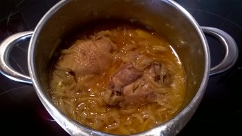 Deux façons de faire un poulet à l'oignon coéxistent : la recette de Chalosse (un pays des Landes) et la recette sénégalaise , dite poulet Yassa . Voci une recette qui fait la moyenne des  deux .