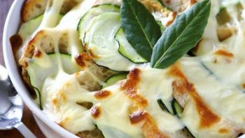 Taillez une baguette légèrement rassie comme de fines lamelles de pommes de terre pour un gratin dauphinois, le resultat est moelleux et savoureaux.