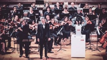 YuMi, le premier robot véritablement collaboratif à deux bras, a fait ses débuts à l'opéra en dirigeant le ténor italien Andrea Bocelli et l'Orchestre Philharmonique de Lucques au Teatro Verdi de Pise, en Italie, après avoir été invité par Bocelli. Parmi les invités se trouvait le PDG d'ABB Ulrich Spiesshofer, sous la direction duquel YuMi a été développé. La démonstration unique a montré ce qui peut arriver quand la robotique avancée rencontre les arts. - La voix du ténor italien Andrea Bocelli s'élève jusqu'à la coupole du théâtre toscan de Pise. Mais tous les regards sont tournés vers le chef d'orchestre à ses côtés : un robot qui semble avoir un penchant pour Verdi. A la baguette s'activent les deux bras mécaniques de YuMi, le robot humanoïde élaboré en Suisse par la société ABB, vedette de la clôture du premier festival international de la robotique. Lors de se gala, YuMi a notamment dirigé le ténor Andrea Bocelli ainsi que la soliste Maria Luigia Borsi. !