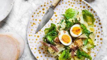 Une petite tête de moine pour l'apéro : quoi de plus convival ? Ce fromage Suisse, ne se déguste pas de manière anodine. Originaire du Jura, on le racle pour obtenir les rosettes de fromage avec un instrument appelé  " Girolle ".