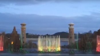 Aussi beau qu'un feu d'artifice, lorsque l'eau et les lumières se mélangent, le spectacle est fantastique. Voici des fontaines qui dansent au rythme de la musique. Magnifique ! Avez-vous déjà assisté à un spectacle similaire ?
