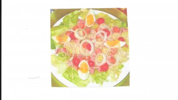 Salade Alsacienne typique. accompagnée de saucisses de Strasbourg.