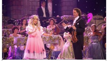 Aux côtés d'André Rieu, en robe rose, dose laçon no cabelo e bochecha bem coradas, Carla interprète Boneca Olympia, donne de l'opéra Os Contos de Hoffmann, qui revient au Brésil pour la neuvième saison. !