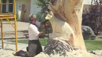 Les sculpteurs sont vraiment des artistes. Avec des tronçonneuses et autres outils pour le bois, ils réalisent des chefs d'œuvre...