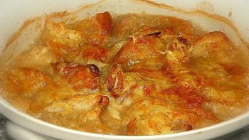 La tradition veut que l'on apporte cette soupe sur la table uniquement lorsque la cuillère tient debout. Et elle se mange à la fourchette. 