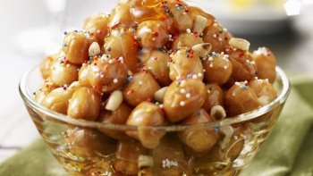Les struffoli sont un dessert Napolitain et le nom viendrait du grec "strongulos" qui signifie "forme arrondie" mais aurait été apporté par les Grècs au temps de la Grande Grèce. En Italie portent aussi le nom de Cicirata.
